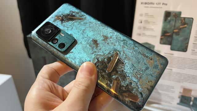 <b>Am pus mâna pe un telefon artistic: Xiaomi 12T Pro Daniel Arsham Edition cu cristale de bronz (Hands On/Impresii)</b>Pe 13 decembrie 2022 Xiaomi a ţinut un eveniment local, în cadrul căruia au adus raritaţi care nu se vând la noi. E vorba despre noul telefon pliabil Xiaomi Mix Fold 2, dar şi despre un telefon artistic, Xiaomi 12T Pro Daniel Arsham Edition