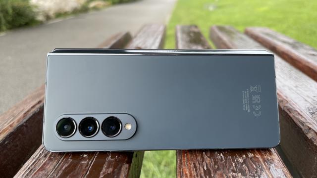 <b>Costul de producţie al lui Galaxy Z Fold 4 îl bate pe cel al lui iPhone 14 Pro Max</b>Samsung Galaxy Z Fold 4 a debutat pe final de vară a lui 2022 şi pare să cimenteze statutul companiei sud coreene drept producătorul numărul 1 de telefoane pliabile. Ei bine acum aflăm şi cât îi costă pe cei de la Samsung să producă acest
