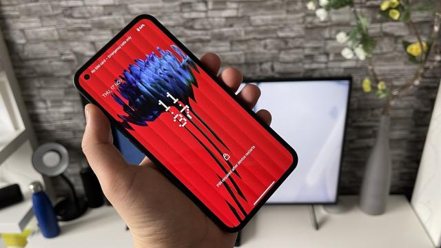<b>Nothing Phone (1): Display cinematic savuros, bun şi la gaming</b>Nothing Phone (1) are deja clasicul ecran de telefon midrange mai răsărit: un OLED de 6.55 inch, cu rezoluţie de 2400 x 1080 pixeli. Are aspect 20:9, afişează 1 miliard de culori, are refresh rate de 120 Hz şi suport HDR10+. Oferă protecţie Gorilla Glass
