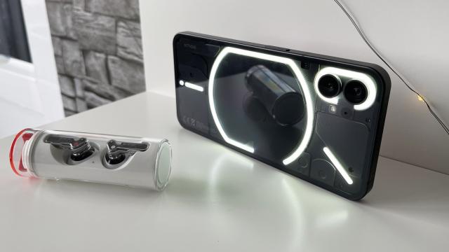 <b>Nothing Phone (1): Acustică stereo savuroasă în jocuri, există şi bas + câteva impresii Nothing Ear Stick</b>Nothing Phone (1) dispune de difuzoare stereo, fără vreun tuning special din ce am văzut. Se aud OK, nu avem distorsionare, e şi nişte bas. Speakerul de jos duce greul, e mai potent decât cel de sus. E o diferenţă de 6 decibeli între ele. Am constatat