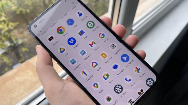 <b>Nothing Phone (1): OS, UI, aplicaţii ca la Pixel, dar cu UI matricial, LED-uri Glyph personalizabile</b>Nothing Phone (1) rulează Android 12 cu un aşa numit Nothing OS aplicat peste. E foarte discret, ai zice că ai un telefon Pixel aici, dacă nu ar fi acele fonturi punctate peste tot, definiţia brandului Nothing. În afară de câteva pictograme diferite