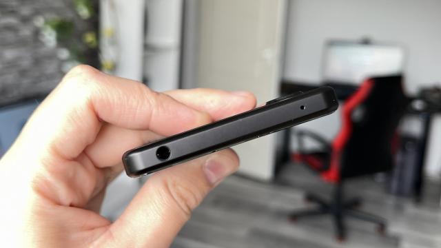 <b>Sony Xperia 5 IV: Acustica stereo preferată pentru mine în 2022, peste iPhone, Samsung</b>Sony a integrat ca de obicei difuzoarele stereo pe acest dispozitiv: frontal, orientate spre utilizator, în despicături foarte discrete. Am văzut şi producătorii de telefoane de gaming cu această abordare, imitând Sony de altfel