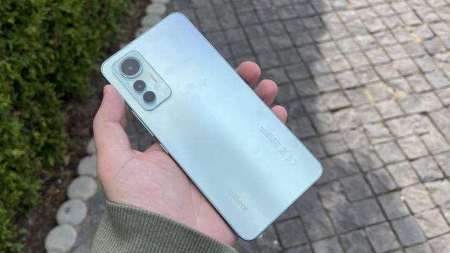 <b>Xiaomi 12 Lite: Design prins între 2021 şi 2022, telefon confortabil de mânuit</b>Xiaomi 12 Lite a moştenit unele dintre elementele de design ale seriei Xiaomi 12, dar ia şi câte ceva de la Redmi Note 11 parcă şi de la predecesori. Vine pe negru, Lite Green şi Lite Pink, aceste din urmă două nuanţe amintind că e până la urmă un produs