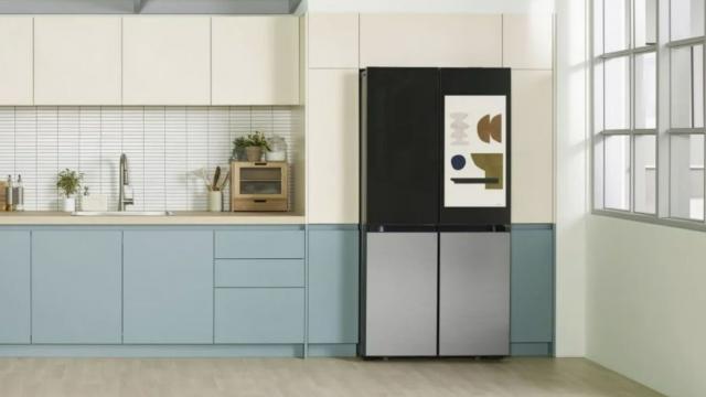 <b>CES 2023: Samsung a pus un televizor pe frigiderul cel nou Bespoke Family Hub Plus</b>Aşa cum v-aţi dat seama deja, au început devreme anunţurile şi prezentările legate de CES 2023. LG a prezentat soundbar-uri, iar Samsung a început la rândul său să prezinte electrocasnice. Printre ele se număra un Samsung Bespoke Refrigerator Family Hub