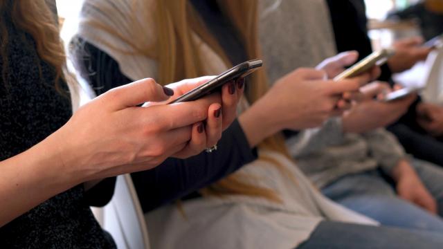 <b>ANCOM supune consultării publice reglementările noi cu privire la informarea utilizatorilor de servicii telecom</b>ANCOM ne informează azi cu privire la organizarea unei consultări publice cu privire la reglementări create pentru a obliga operatorii să informeze clienţii şi utilizatorii de servicii când se se produc modificări de orice fel. Se va discuta şi despre