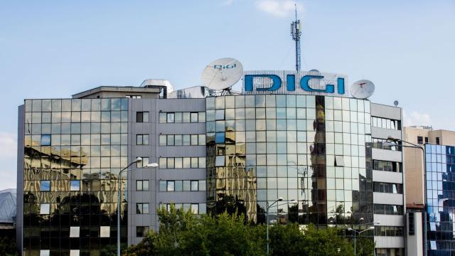 <b>DIGI le oferă abonaţilor cadou 100 GB trafic de date, fără costuri în plus</b>Am auzit cu toţii de cadouri de Crăciun, poate chiar de Sfântul Andrei şi Ştefan, în curând de Sfântul Ion, dar ce spuneţi de un cadou de An Nou? Fix asta ne oferă RCS&RDS, mai precis DIGI, care aduce abonaţilor 100 GB trafic de date fără costuri..