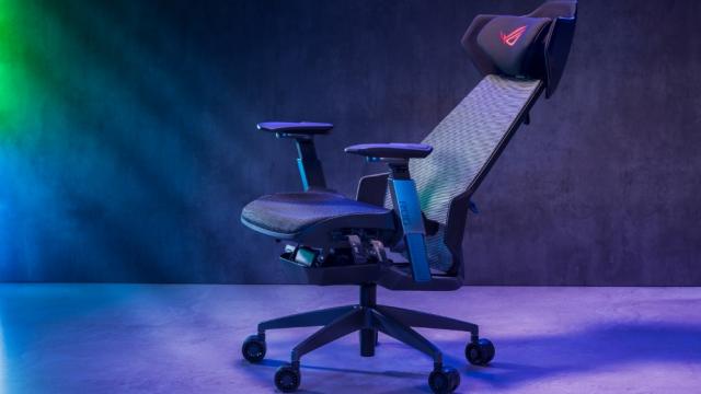 <b>CES 2023: ASUS prezintă scaunul de gaming Destrier Ergo (ultra ergonomic) și routerul de gaming Wi-Fi 7 ROG Rapture GT-BE98</b>ASUS a venit complet încărcată în Las Vegas, la CES 2023, unde a prezentat o sumedenie de laptopuri şi componente, dar şi scaunul de gaming ROG Destrier Ergo, unul ergonomic, alături de primul router de gaming cu Wi-Fi 7