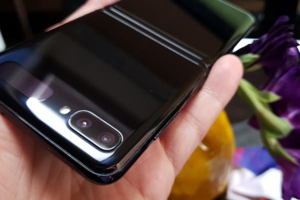 Samsung Galaxy Z Flip: Camera duală de Galaxy S10, cea selfie, e "work in progress"