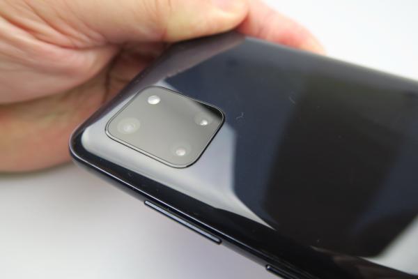 Samsung Galaxy Note 10 Lite: Design pe bază de plastic, uşor de zgâriat, arătos de la distanţă