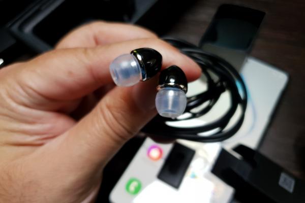 Samsung Galaxy Note 10 Lite: Acustică pe bază de difuzor singular, generos la volum, nu şi la bas