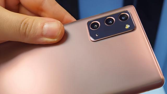 <b>Samsung Galaxy Note 20 primele impresii: un pic mai Lite, comod de utilizat, gesturi mai coerente + captură acustică premium </b>Samsung tocmai a prezentat telefoanele Galaxy Note 20, două modele mai precis, iar flagship-ul este clar Note 20 Ultra. Acest material este dedicat primelor impresii despre Note 20, care pare a merge pe o rută 