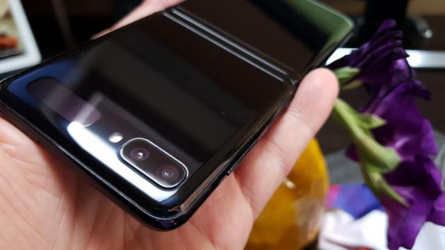 <b>Samsung Galaxy Z Flip: Camera duală de Galaxy S10, cea selfie, e "work in progress"</b>Am început deja să nișăm nişele, aşa că am putea spune din start că Samsung Galaxy Z Flip are cea mai bună cameră de telefon pliabil cu clapeta de pe piaţă. Nu de alta, dar sunt doar două telefoane de acest tip, iar Moto RAZR are o cameră singulară ce..