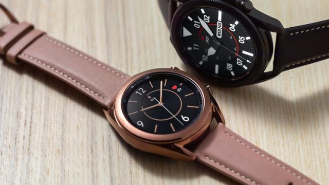 <b>Preț și disponibilitate Samsung Galaxy Watch 3 în România</b>Evenimentul Galaxy Unpacked 2020 din 5 august ne-a adus pe lângă telefoane și lansarea noilor ceasuri Samsung Galaxy Watch 3, două modele la număr pe care le puteți găsi deja la precomandă pe plan local