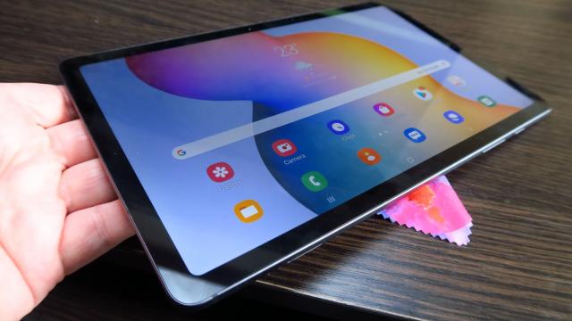 <b>Samsung Galaxy Tab S6 Lite: Conectivitate 4G LTE, WiFi, tot ce trebuie </b>Samsung Galaxy Tab S6 Lite vine în variante 4G și WiFi și noi am avut versiunea 4G LTE în teste. Primim și port USB-C jos, dar și conectivitate WiFi dual band, Bluetooth 5.0, GPS, Glonass, BDS și Galileo. Există și ANT+ suportat aici. 