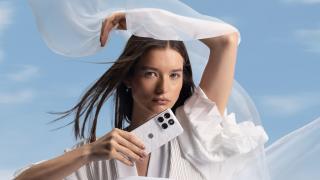 Motorola edge 70 se îmbracă în culoarea Pantone a anului 2026, accesorizată cu cristale Swarovski