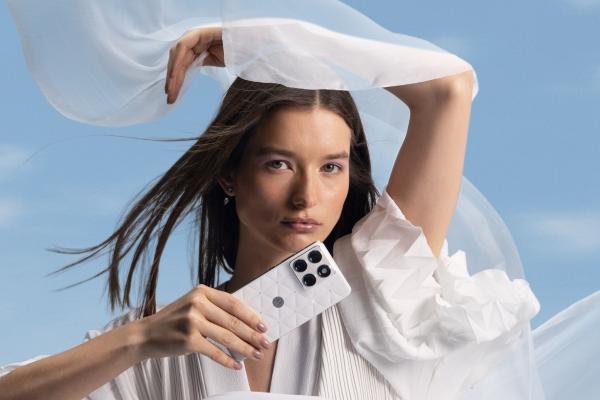 Motorola edge 70 se îmbracă în culoarea Pantone a anului 2026, accesorizată cu cristale Swarovski