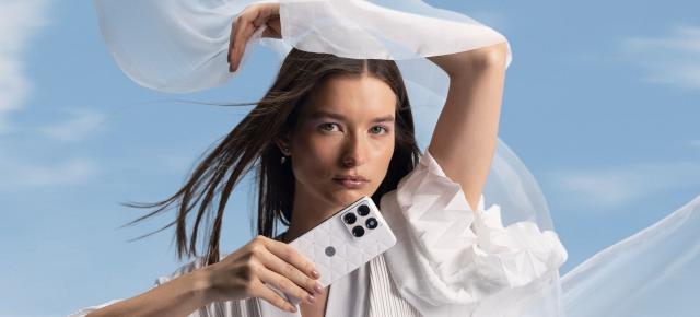 Motorola edge 70 se îmbracă în culoarea Pantone a anului 2026, accesorizată cu cristale Swarovski