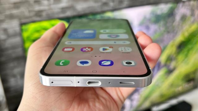 <b>Samsung grăbește lansarea telefoanelor de buget din 2026, cu Galaxy A37 și A57 sosind mai devreme decât predecesorii</b>Samsung are o perioadă tare aglomerată și asta din cauza deciziilor controversate luate cu seria Galaxy S26, astfel că producția a început mai târziu decât se dorea inițial. Între amânări de modele din lineup și renunțarea la Galaxy S26