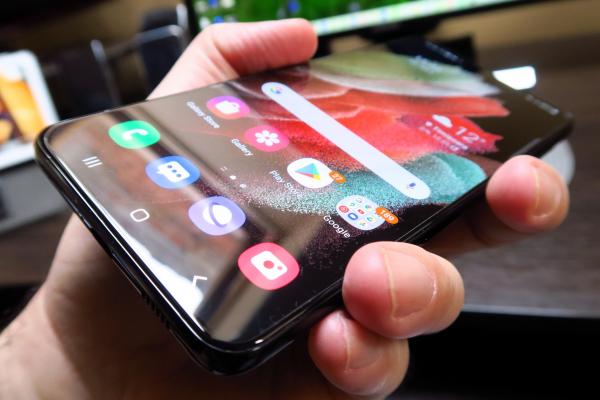 Samsung Galaxy S21+ 5G: Design maturizat, cameră iconică, spatele mat e hit