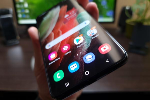 Samsung Galaxy S21+ 5G: Display clar adus la zi de la S20+, exceptând rezoluția