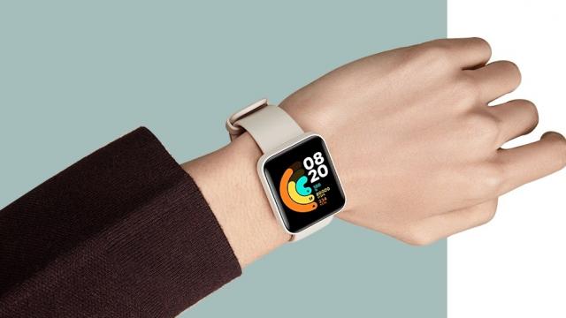 <b>Preț și disponibilitate Xiaomi Mi Watch Lite în România</b>Printre noile produse ce sosesc la vânzare în România acum la început de an îl avem și pe Xiaomi Mi Watch Lite, un purtabil la granița dintre smartwatch și brățară fitness care se remarcă