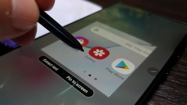 <b>Samsung Galaxy Note 10 Lite: Hardware ancorat în epoca Galaxy Note 9</b>Samsung Galaxy Note 10 Lite vine cu procesorul lui Galaxy Note 9, cam la un an şi jumătate după lansarea sa, ceea ce nu e chiar rău. E vorba despre Exynos 9810, care vine la pachet cu 6 sau 8 GB RAM, dar şi o baterie de 4500 mAh, cu încărcare la 25W.