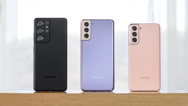 <b>Seria de telefoane Galaxy S21 5G este disponibilă de astăzi pe plan local; Noile smartphone-uri sunt acum în stoc</b>Această zi de 29 ianuarie 2021 marchează și startul livrărilor lui Galaxy S21 și derivatelor sale, fiind astfel onorate precomenzile. De asemenea, telefoanele din trio vor putea fi găsite pe rafturile magazinelor 