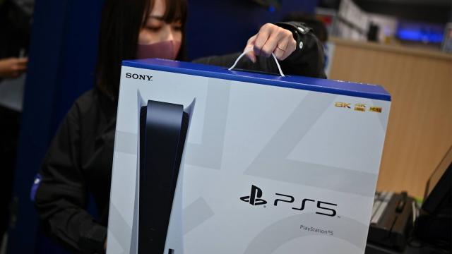 <b>Abia din a doua jumătate a anului 2021 vom avea stocuri suficente de PlayStation 5 și Xbox Series X; Deficitul de procesoare continuă</b>Deși lansarea noilor console Sony și Microsoft avea loc în toamna anului trecut, până în momentul de față doar puțini au reușit să achiziționeze un asemenea dispozitiv și asta din cauza stocurilor limitate