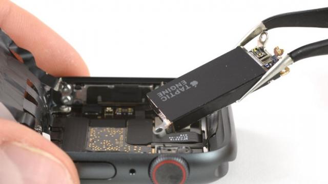 <b>Bateria lui Apple Watch ar putea juca și rolul unui motoraș pentru vibrații conform unui nou patent înregistrat de Apple</b>Am tot auzit zvonuri despre Apple Watch Series 7 în ultima perioadă. Noi funcții, senzor de amprentă integrat, ba chiar un senzor Face ID complex, sub ecran. Totuși, multi utilizatori își doresc de fapt doar o baterie mai mare pentru noul model de Apple