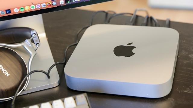 <b>Preț și disponibilitate Apple Mac Mini 2020 (M1) în România</b>Pe final de an 2020 cei de la Apple au anunțat și un nou model Mac Mini, unul echipat cu procesor Apple M1 la interior. Vorbim aici despre primul procesor ARM dezvoltat in-house de către firma din Cupertino și care