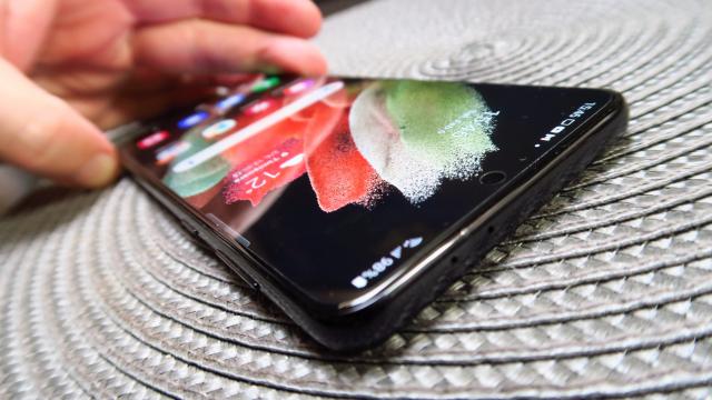 <b>Samsung Galaxy S21+ 5G: Benchmark-uri cu 20% peste S20+, poziţie de podium</b>Samsung Galaxy S21+ 5G face marea trecere la un procesor de 5 nm, un Exynos 2100, cel puţin în variantă care a ajuns la noi. În SUA şi China se vinde modelul cu Snapdragon 888. Exynos 990 nu a fost un procesor foarte reuşit pe seria S20, suferind..