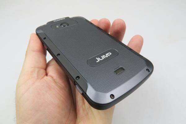 Allview E3 Jump: Design masiv şi solid, rezistă la "tăvăleală"