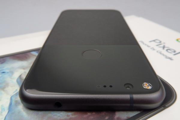 Google Pixel XL unboxing: flagship-ul Google e aici, cu Android 7.1 la pachet, identitate HTC parcă ascunsă