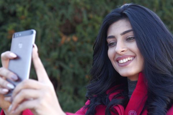(P) Huawei Nova este cea mai bună invenţie pentru selfie de la selfie stick încoace; Înfrumuseţează domnişoarele cu machiaj digital (Video)