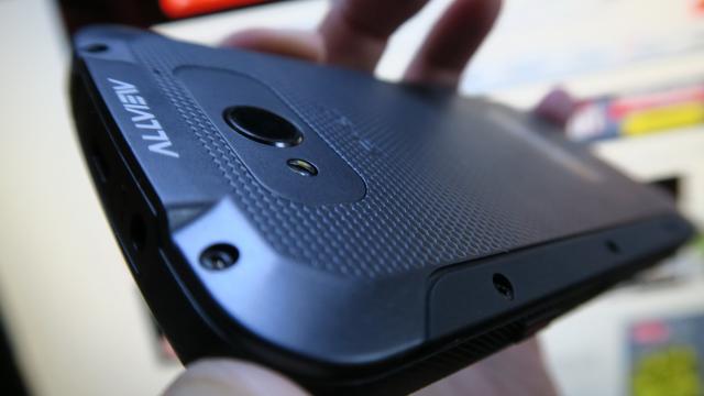 <b>Allview E3 Jump: Benchmarks mai bune decât ne așteptam de la acest telefon</b>Nimeni nu îşi cumpără un telefon că Allview E3 Jump pentru a rula jocuri GTA pe el sau să facă streaming pe Twitch cu Vainglory. Să fim serioşi, e un "telefon de scandal", care cel mult îţi oferă o sesiune de Temple Run şi atât.