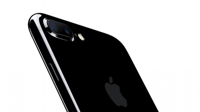 <b>Probleme pentru utilizatorii de iPhone 7 Plus: camerele au început să "moară" din senin</b>Deși la prima vedere se părea că senzorul foto dual de pe iPhone 7 Plus este fantastic, într-un final s-a dovedit că lucrurile nu stau chiar astfel. Cu un mod de tip bokeh nu tocmai convingător și cu problema serioasă despre care aflăm astăzi, phablet-ul