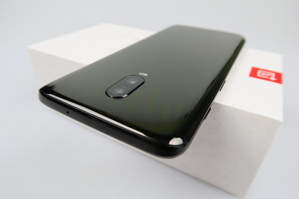 OnePlus 6T: Design ergonomic, vine ca turnat pe orice palmă