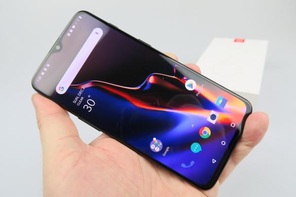 OnePlus 6T: Display luminos, excelent calibrat