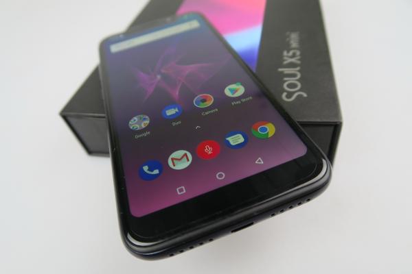 Allview Soul X5 Mini: Baterie fără pretenţii, o încărcaţi seara clar