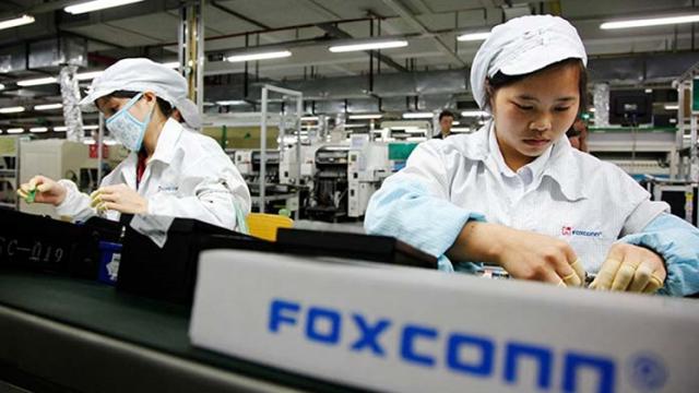 <b>iPhone made in India din 2019; Foxconn începe producţia în această ţară</b>Aşa cum se specula de ceva vreme, Foxconn îşi va muta o parte din producţia de iPhone-uri în India. Începând din 2019 vom avea pe piaţă unităţi iPhone "made in India". Totul se va desfăşura la o fabrică Foxconn din statul indian sudic