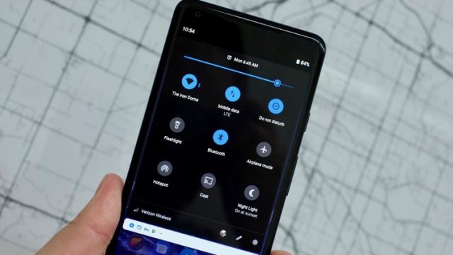 <b>Android Q ar putea aduce un fundal negru pentru întreg sistemul; Un preview ar putea sosi în luna mai</b>Un detaliu pe care l-am remarcat de curând și în cazul lui Samsung One UI a fost implementarea unei teme cu fundal negru pentru sistem, element pe care și unele aplicații precum este cazul lui Facebook Messenger ar urma să îl primească