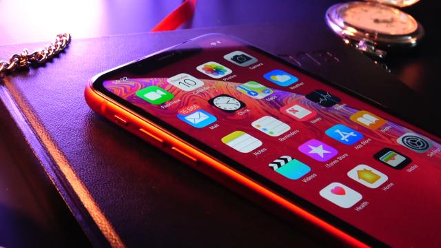 <b>Apple iPhone XR Review</b>Telefoane cu care am făcut sute de fotografii, văzut zeci de ore de filme şi ascultat discografii. Plus stat pe Facebook prea mult. Apple iPhone XR intra în categoria nu de daily driver, ci de weekly sau monthly driver.