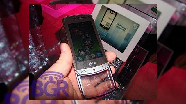 <b>Experienta hands on cu LG GD900, telefonul cu tastatura transparenta</b>Unul dintre cele mai atractive telefoane prezentate la Mobile World Congress 2009 a fost cu siguranta LG GD900, primul terminal mobil dotat cu tastatura transparenta. Iata ca norocosii de la Boy Genius Report au reusit sa puna mana pe handset, facandu-i...