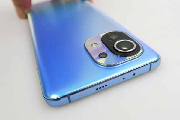 Xiaomi Mi 11: Design cu personalitate, luciu, curburi