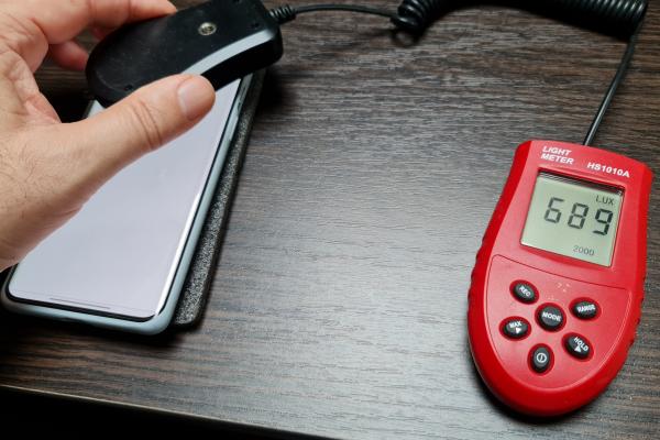 Luminozitate display OnePlus 9 Pro și ecranul văzut la microscop