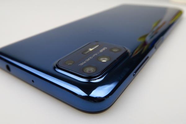 Motorola Moto G9 Plus: Design masiv, dar cumva manevrabil