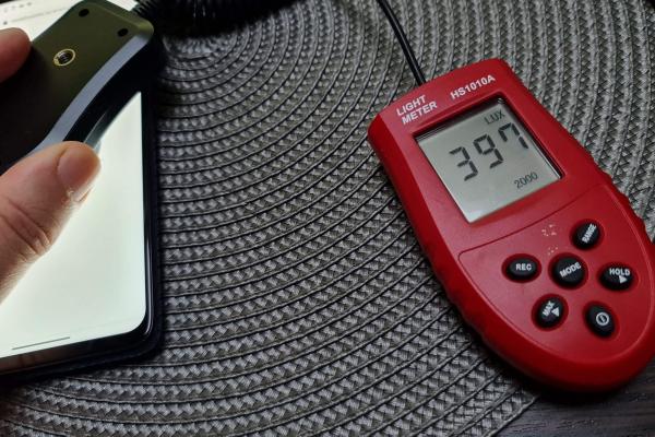 Luminozitate display Motorola Moto G9 Plus și ecranul văzut la microscop