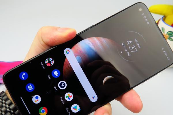 Motorola Moto G9 Plus: Display mare, dar bun mai degrabă la interior