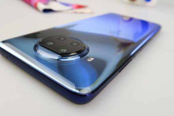 Xiaomi Mi 10T Lite: Designul fură privirea prin nuanţe, materialul premium