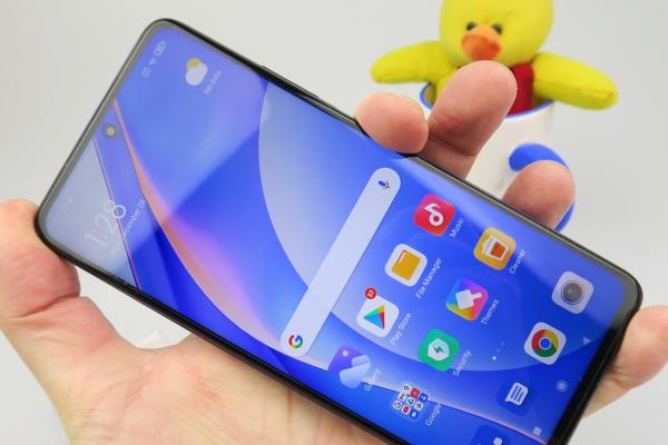 Xiaomi Mi 10T Lite: Display cu refresh rate generos, bărbie mare